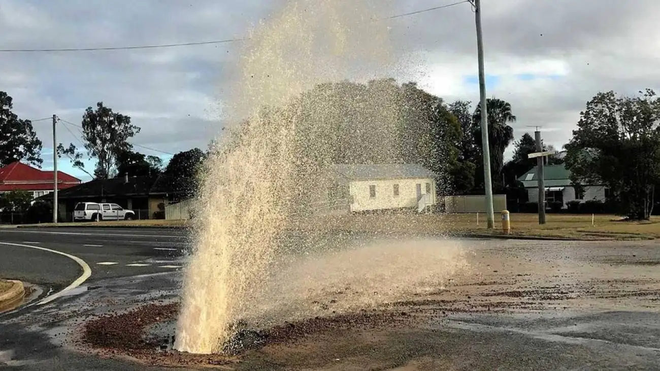 ویدیو  -  ترکیدن لوله ای در نزدیکی فرودگاه مادرید