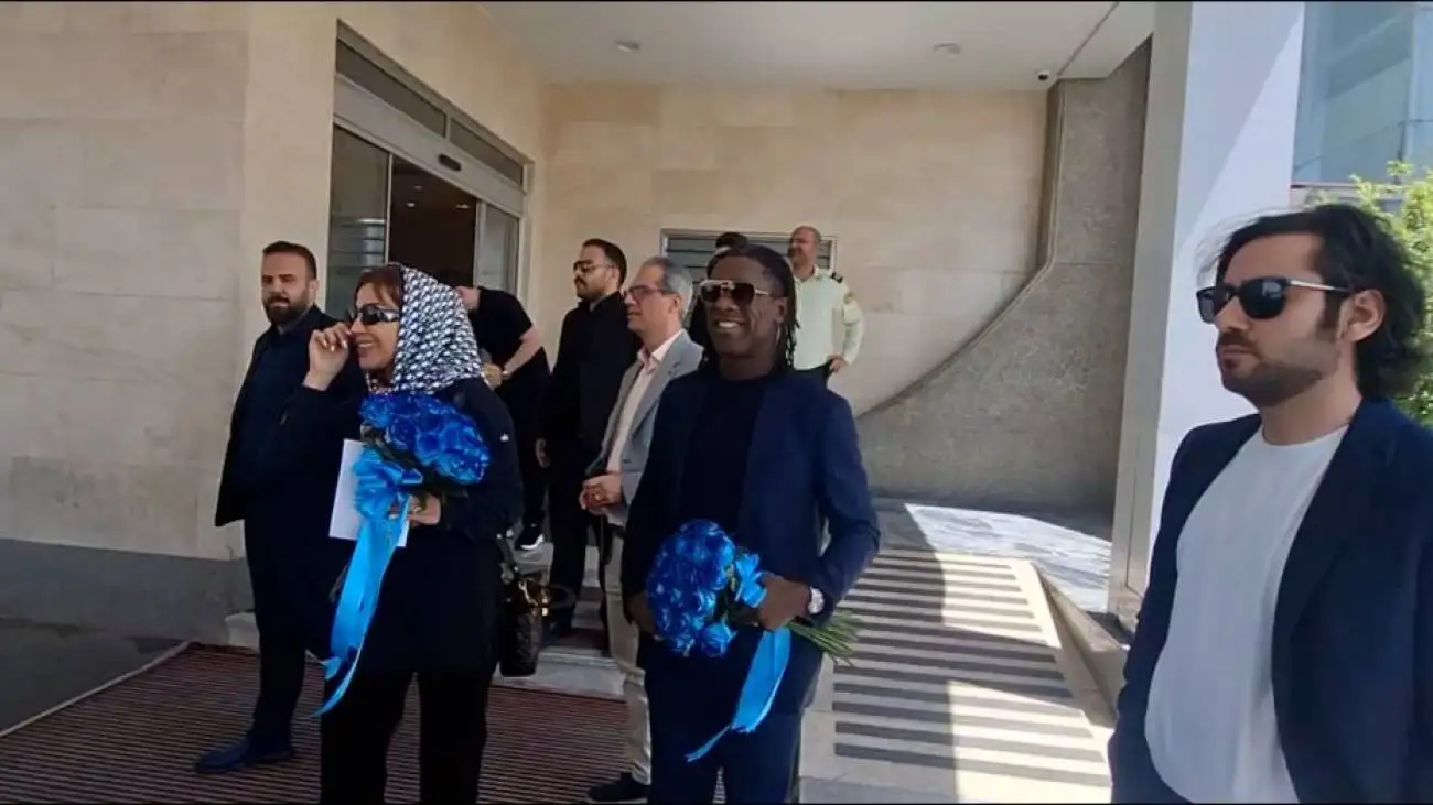 کلارنس سیدورف با همسر ایرانی اش به ورزشگاه قدس رفت + عکس