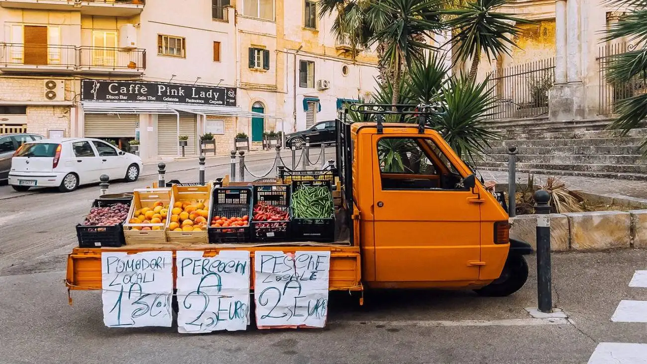ویدیو  -  گزارش بامزه حمید معصومی نژاد از وانت های میوه فروشی در ایتالیا مانند ایران؛ با داد و فریاد!