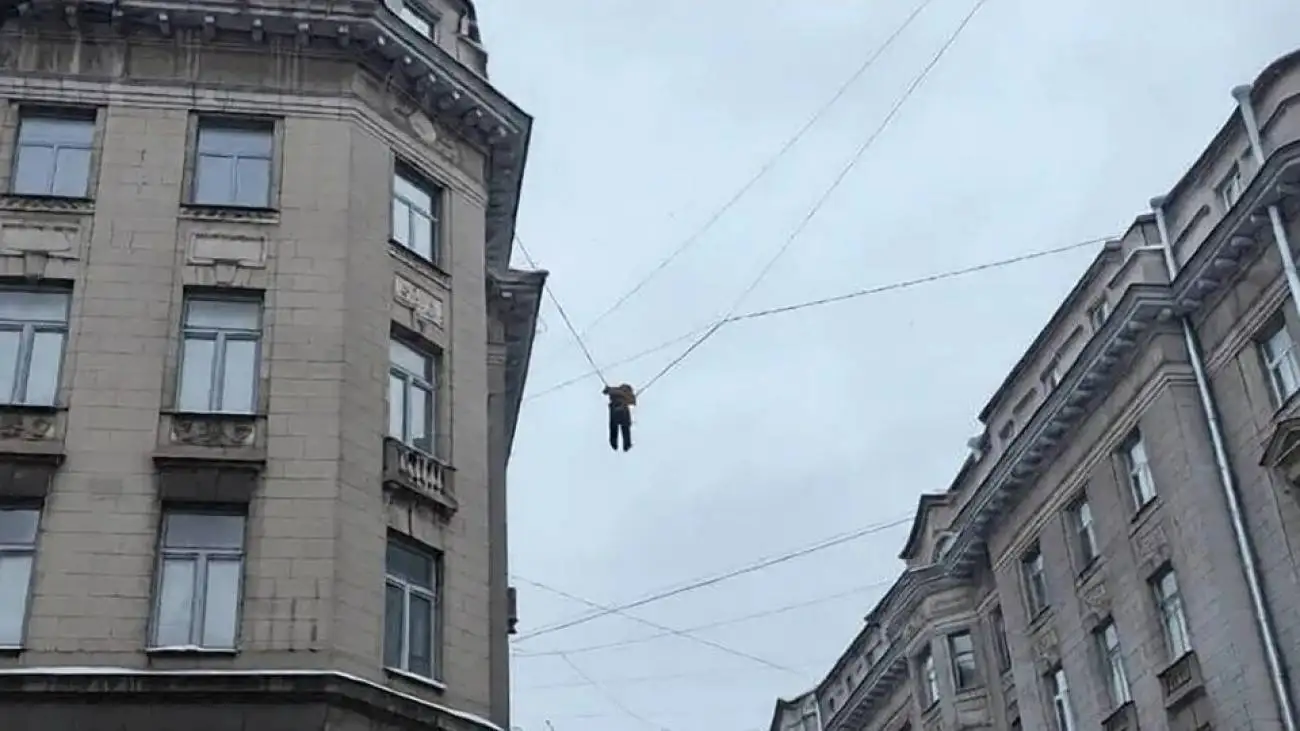 ویدیو  -  سقوط ترسناک که به معجزه ختم شد؛ لحظه آویزان شدن کارگر روی سیم برق در روسیه