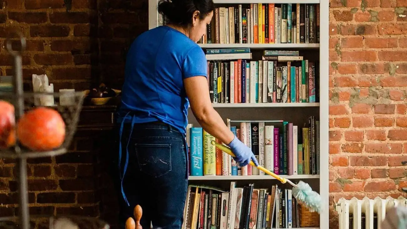 آنچه در مورد نگهداری کتاب در خانه باید بدانید + مراحل تمیز کردن کتاب ها