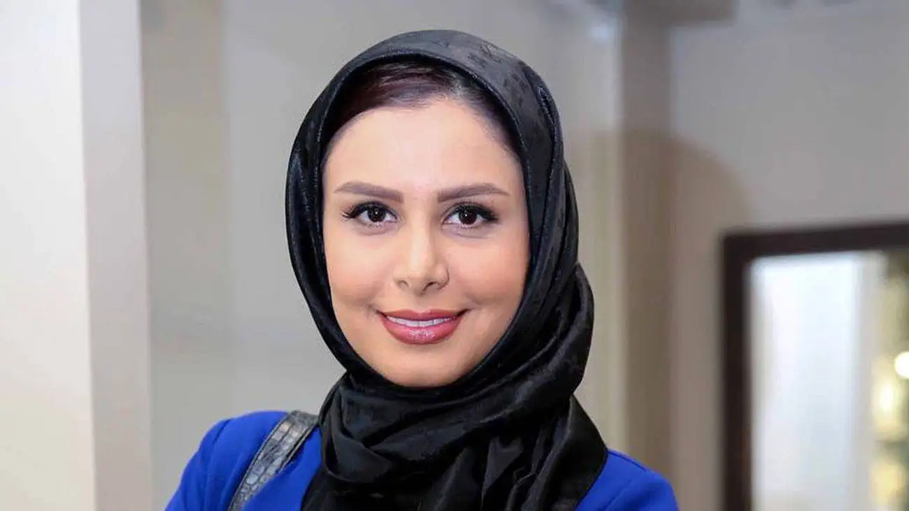 بررسی دکوراسیون شیک خانه نجمه جودکی با گلدان شیشه ای خاص روی میزش + عکس