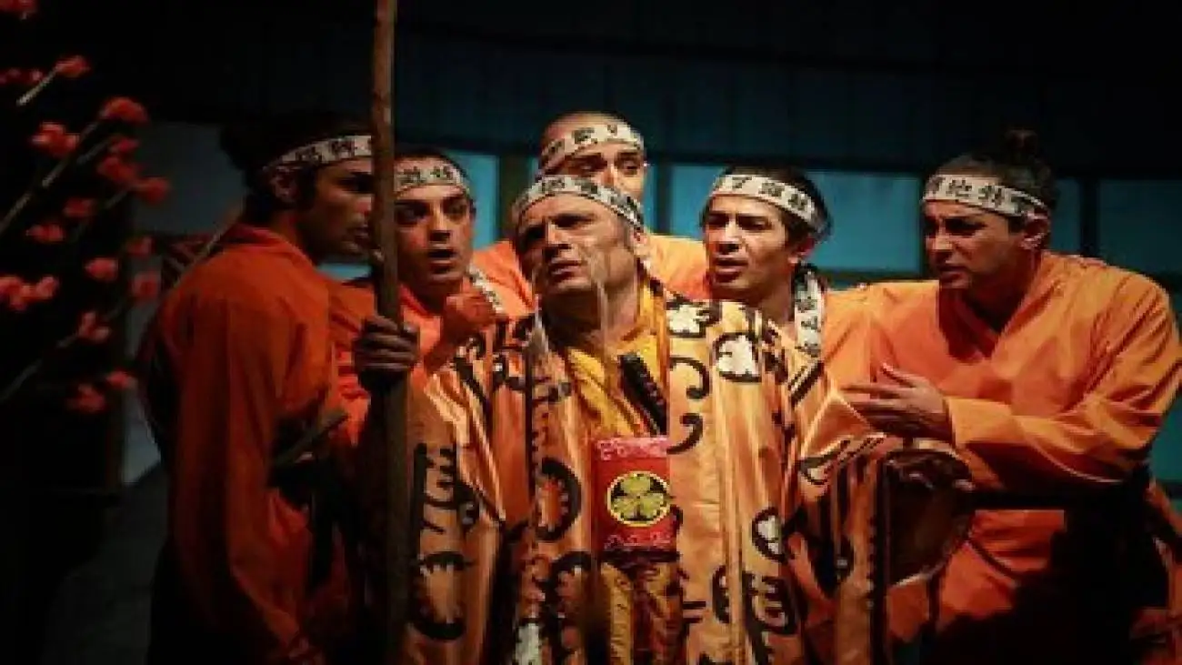 کارگردان (مادر کیو): پذیرفتند که برای دو شخصیت زن به طور کامل از کلاه گیس استفاده کنیم