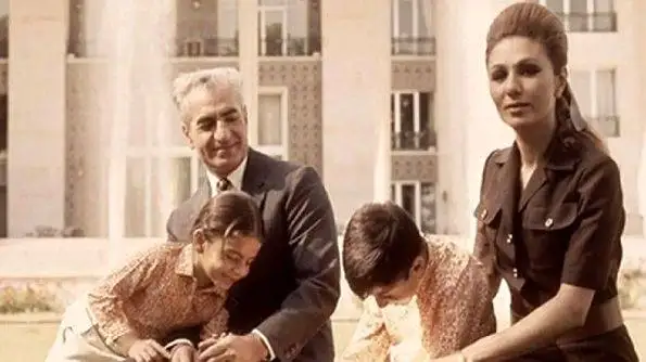 سفر در زمان -  شاه معزول و فرح پهلوی بین سگ های ژرمن هرکول -  سال 1342