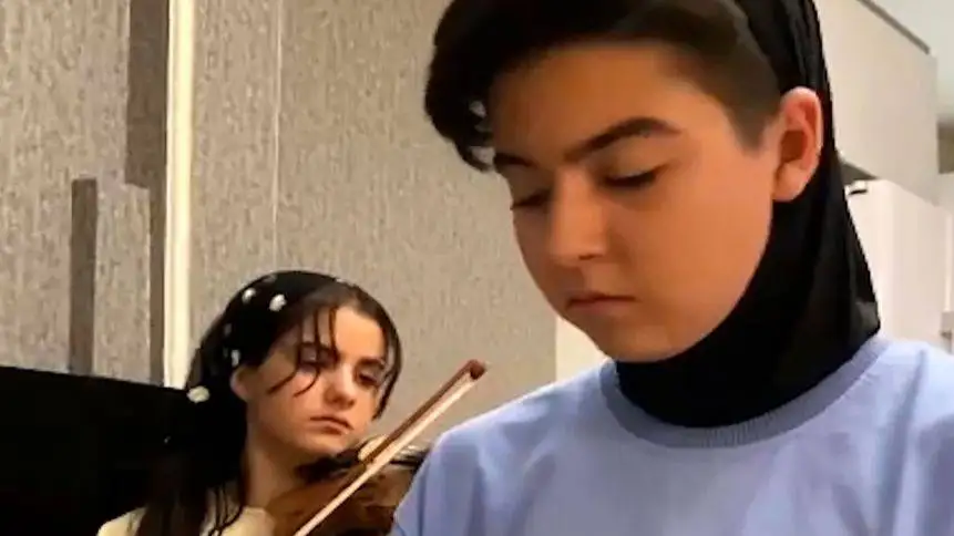 فیلم هنرنمایی باشکوه دو دختر ایرانی با آهنگ بوی عیدی فرهاد!