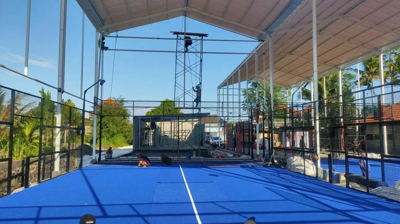 ویدیو  -  زمین بازی پادل سرپوشیده در پی طوفان شدید در چامپینو ویران شد