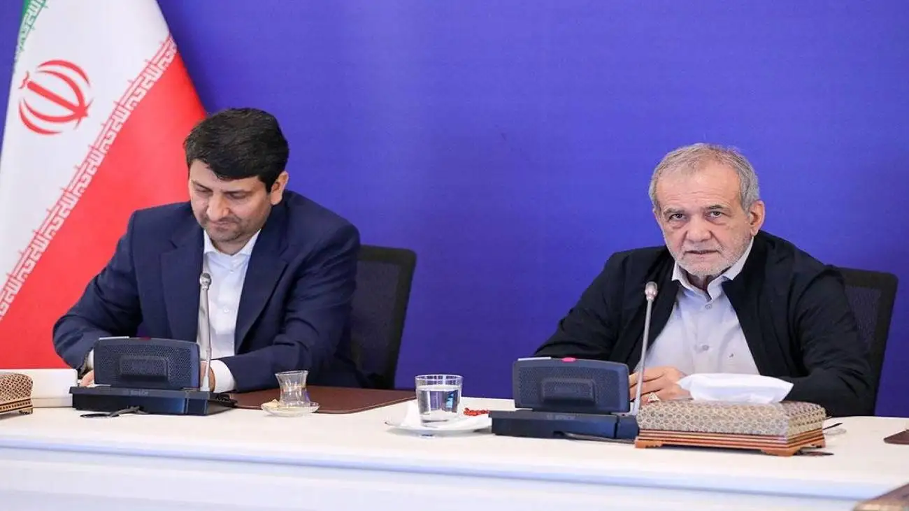 ببنیید  -   تذکر و گلایه رئیس جمهور به روشن کردن چراغ های بیش از اندازه در جلسه با اعضای وزارت ارتباطات