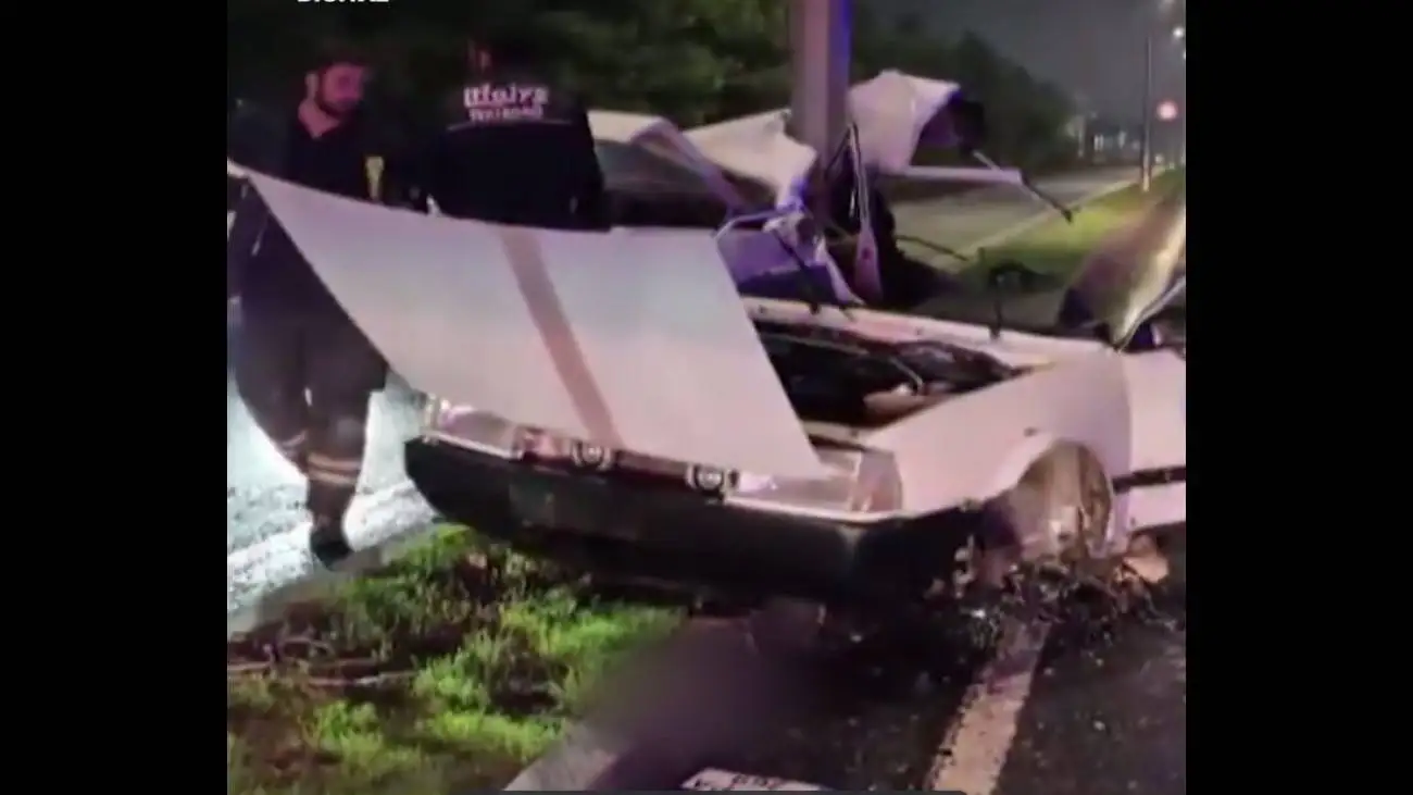 این خودرو به دو قسمت تقسیم شد! + ویدئو  -  لحظه تصادف در یک بزگراه