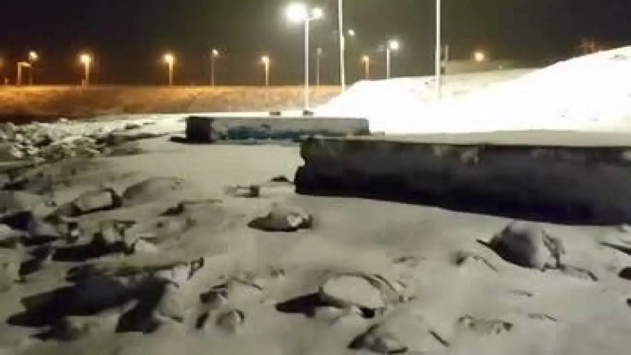 برف و کولاک در مرکز دریاچه ارومیه؛ امواج آب را ببینید