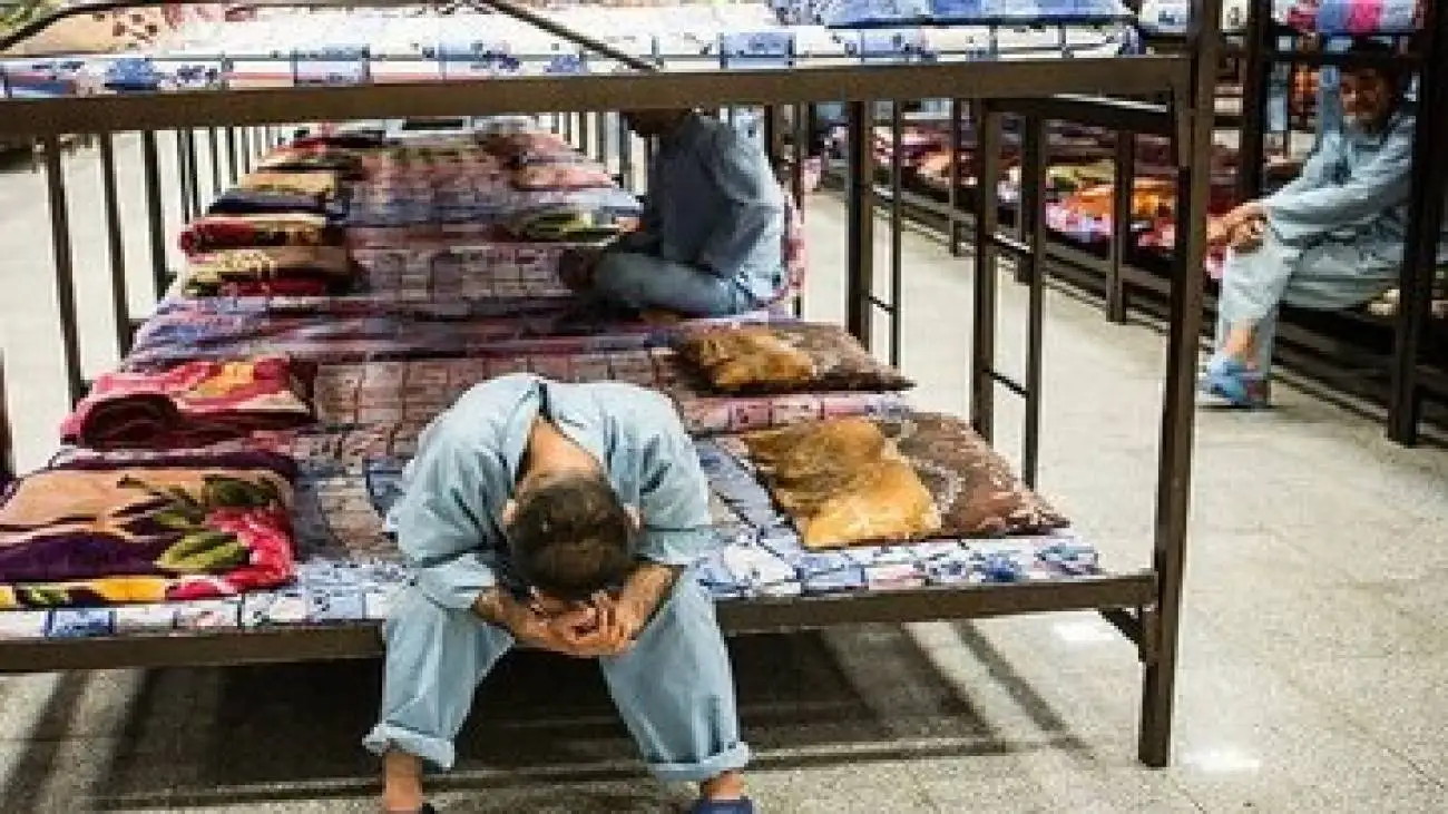 ماجرای فرار معتادان از کمپ ترک اعتیاد در جنگ 12 روزه؛ (400 نفر با دمپایی در بزرگراه از مردم درخواست کمک داشتند؛ یک فاجعه اجتماعی بود) -  فیلم