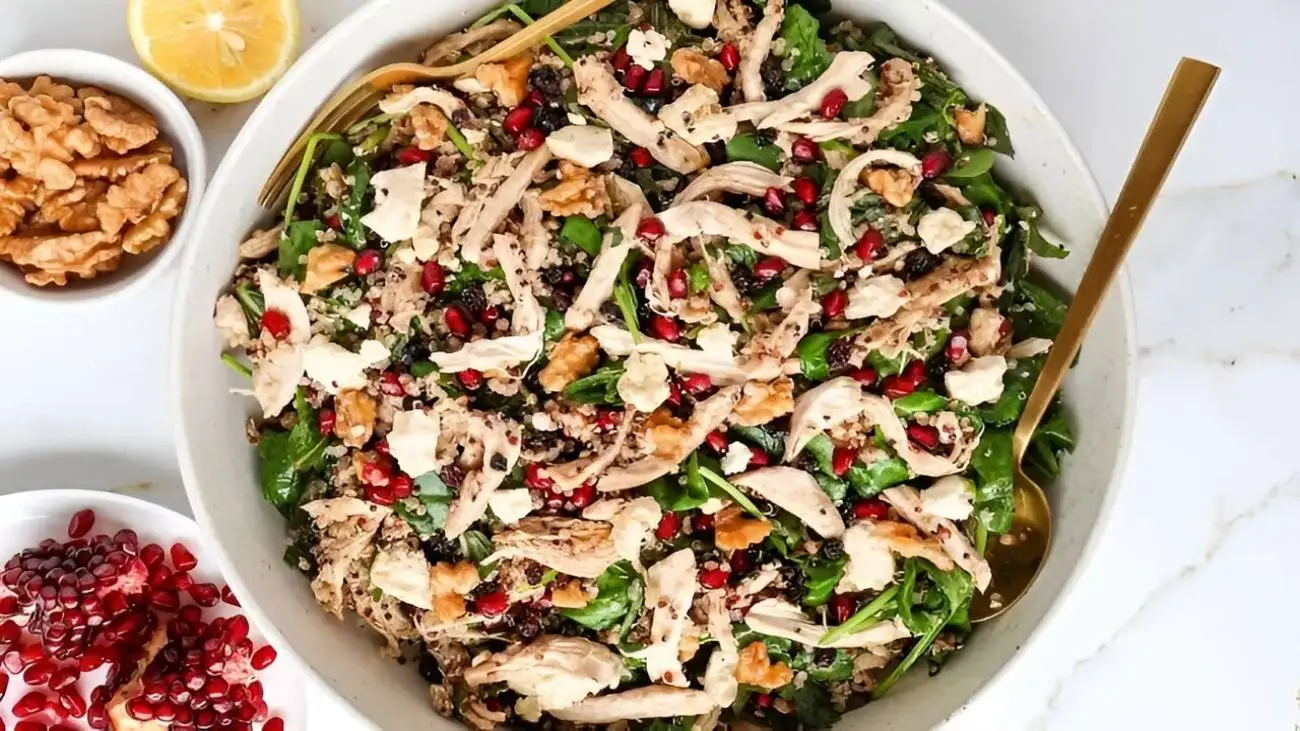 روش تهیه سالاد مرغ و انار ؛ بوی زهم مرغ را با این ادویه ها بگیرید