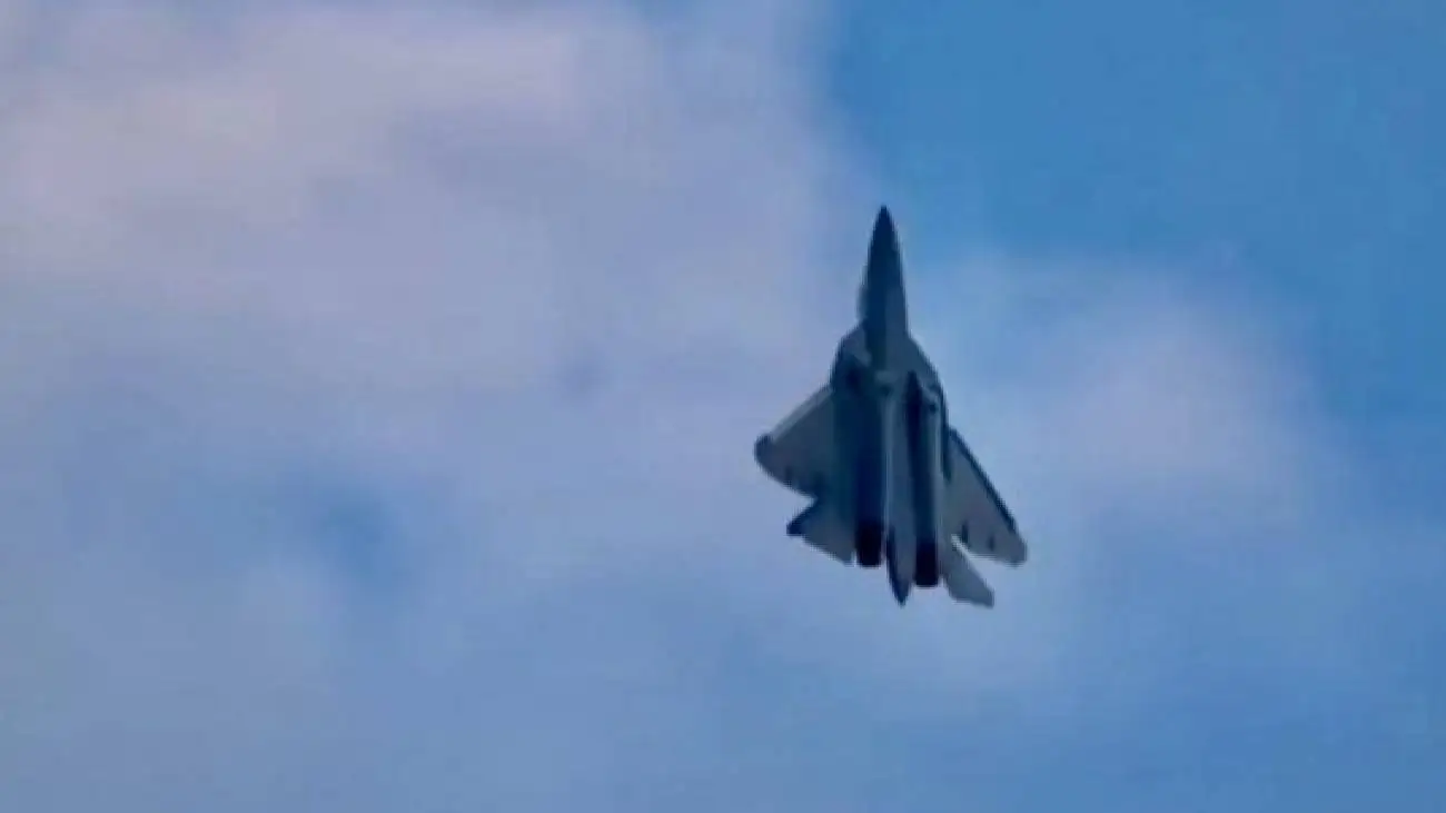 فرارو باورنکردنی سوخو از موشک های ضد هوایی  -  ببینید