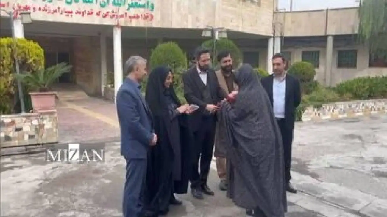 گلی کوهکن از زندان آزاد شد -  عکس