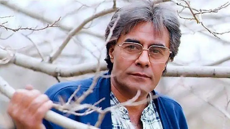 دهه 60؛ عکس خسرو شکیبایی در کنار میدان آزادی (+عکس)