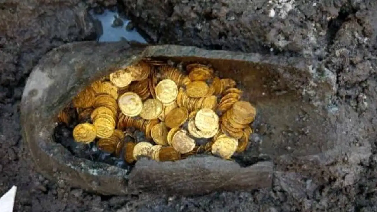 (کوزۀ گنج روم باستان) در جریان بازسازی سالن تئاتر از زیر خاک بیرون آمد