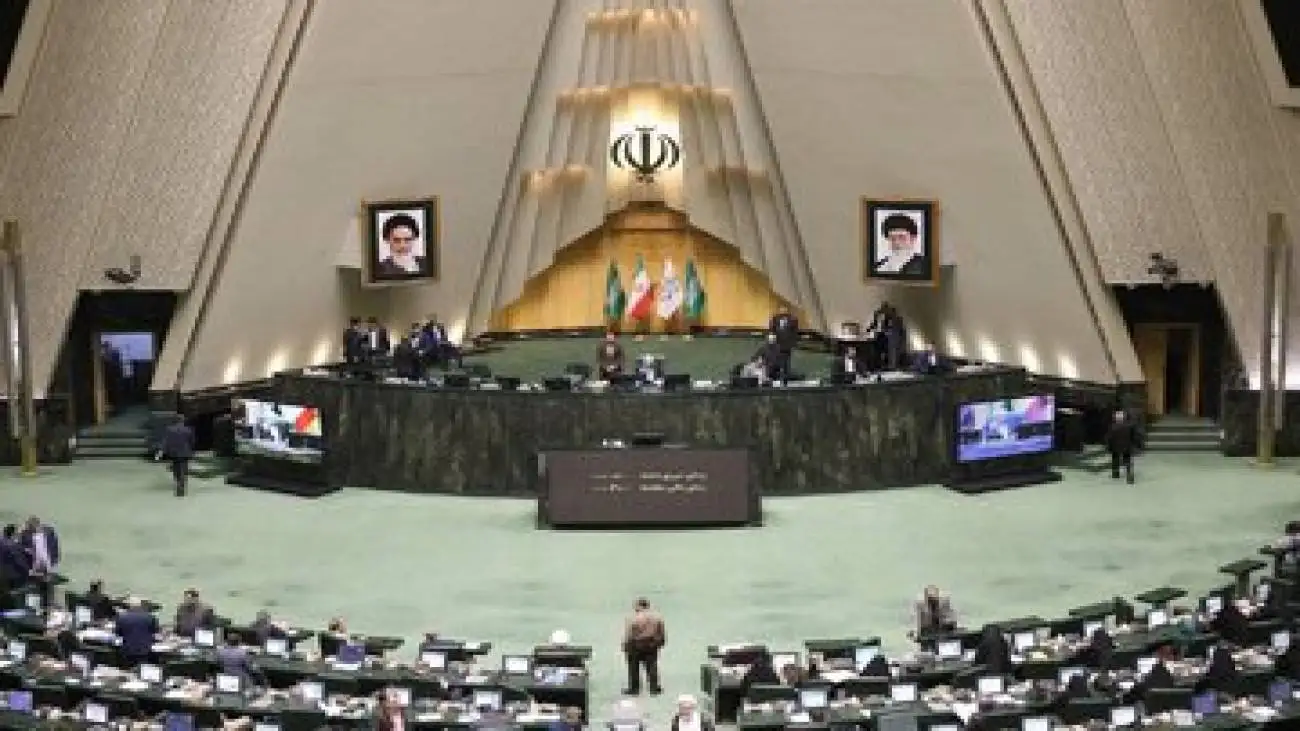 تصویر  -  تماشاگر متفاوت؛ وقتی آقای نماینده در مجلس به تماشای صحبت های سعید روستایی درمورد حجاب نشست!