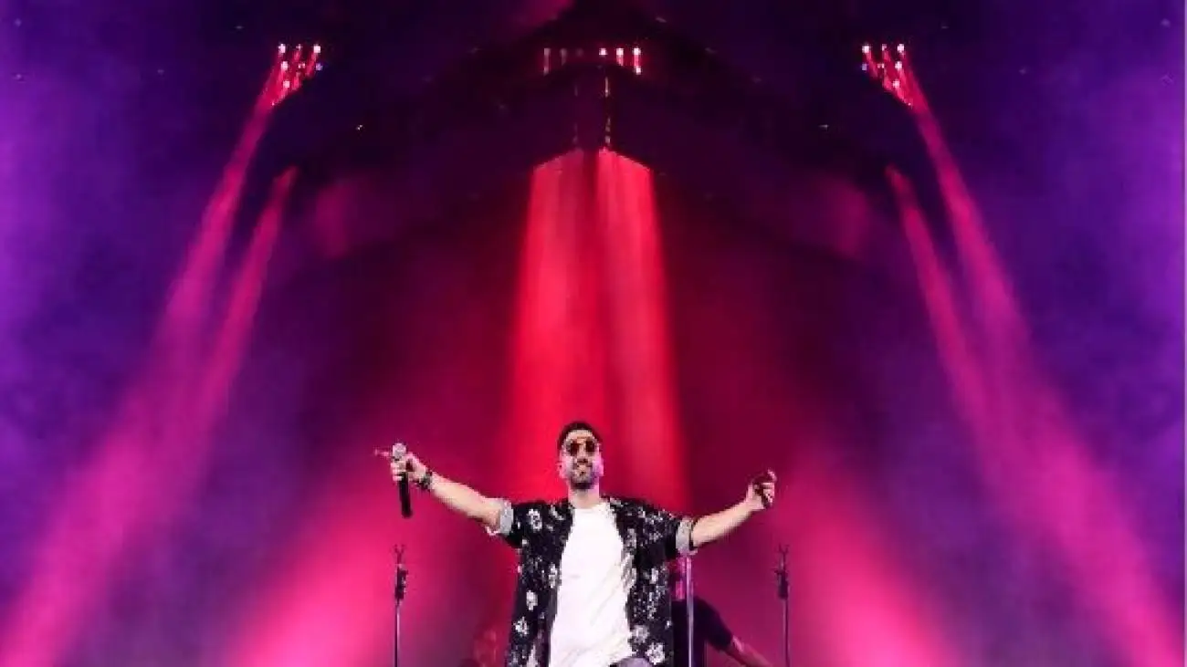 فیلم  آواز احساسی -  همخوانی 2000 نفری مردم با غریب آشنا ایهام -  اشک مردم در آومده ...