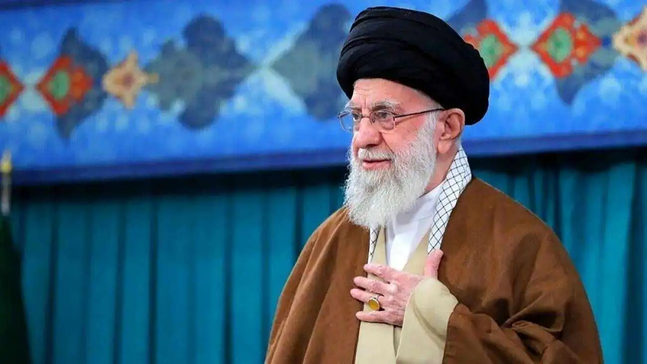 عکس هایی از (رهبری انقلاب) در بازدید از (تخت جمشید) در سال 1367 !  -  ابهت 2 نسل در قاب های زیبا !