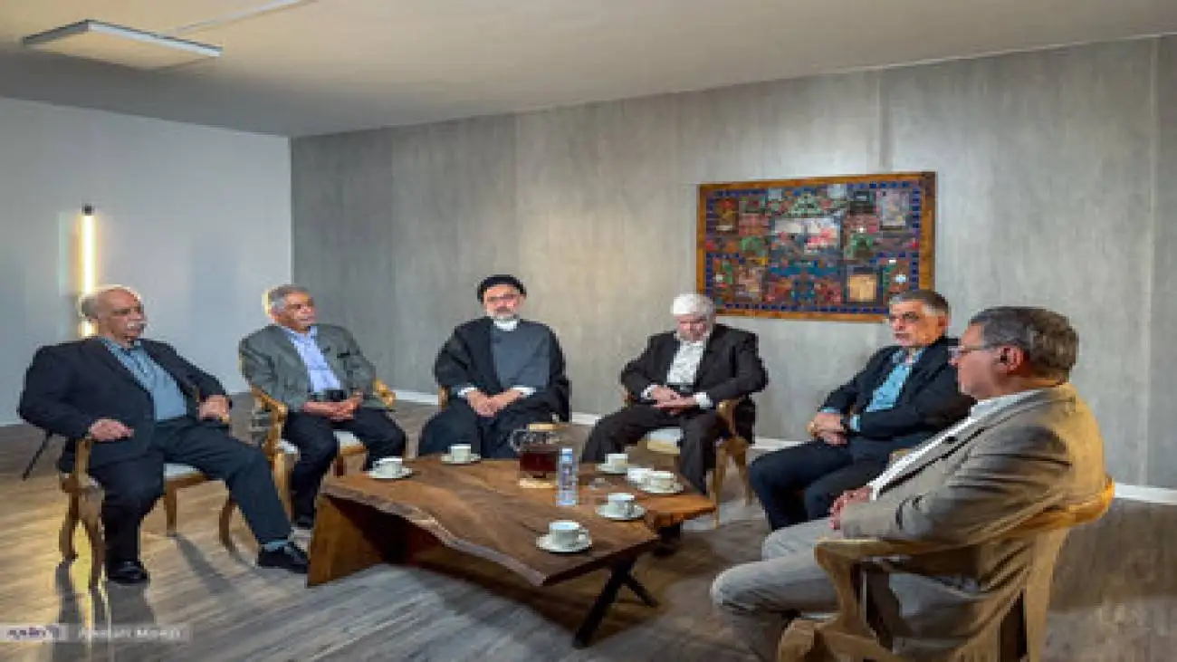 ما از شروع انقلاب متعهد بودیم که در صداوسیما دروغ نگوییم -  (در باغ شهادتِ...) آهنگران، به معنای مخالفت با پذیرش قطعنامه بود