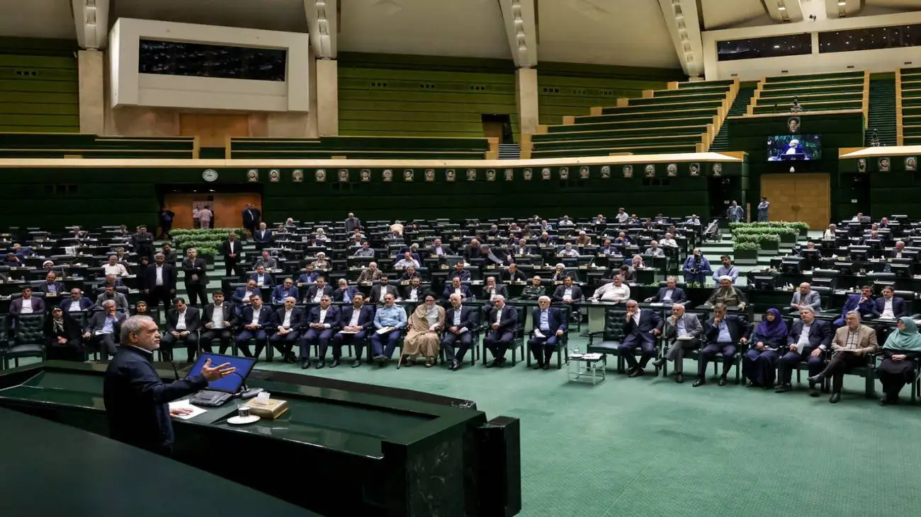 ویدیو  -  نماینده مجلس خطاب به پزشکیان: با مردم رو راست باشید؛ قیمت دلار و طلا سر به فلک کشیده!