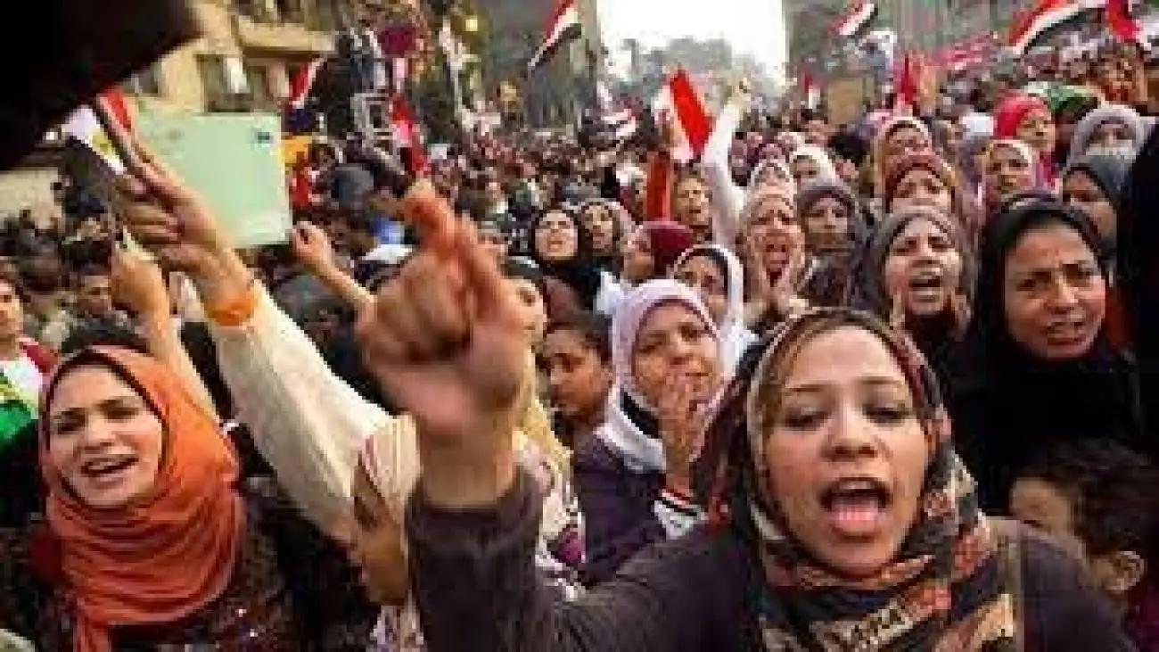 تبلیغ انتخاباتی خانم کاندیدا با دوچرخه!