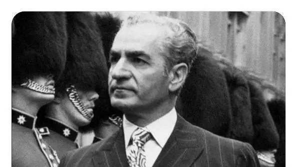 عکس سفر در زمان  -   محمدرضاشاه در حال زیارت حجرالاسود کعبه 1347 خورشیدی