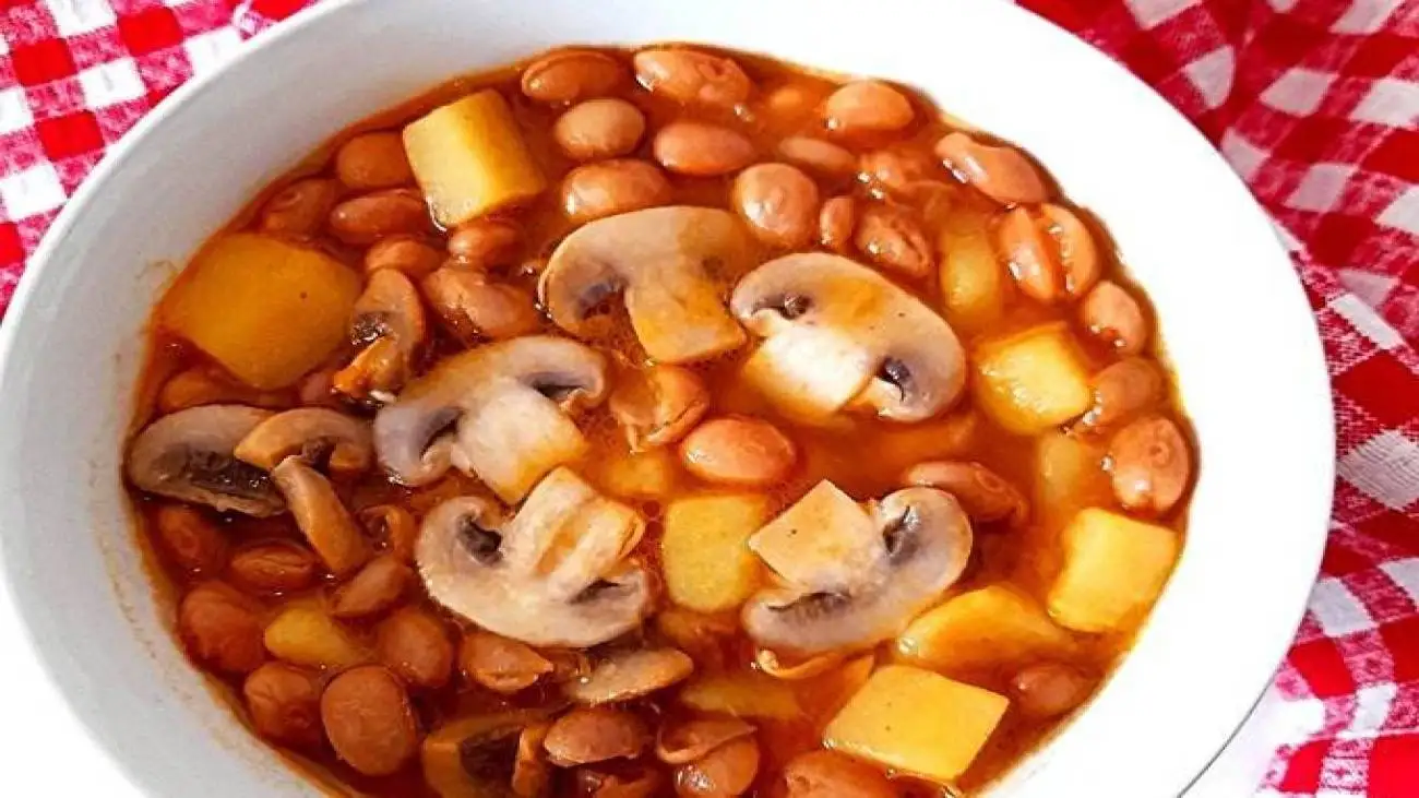 درست کردن خوراک لوبیا چیتی با سیب زمینی و قارچ، یک صبحانه کامل و مقوی