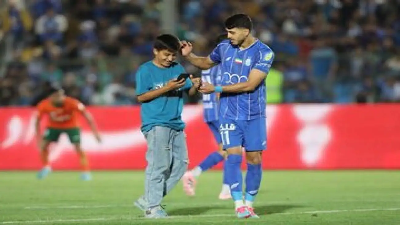 عکس -  سلفی با ستاره استقلال وسط بازی!