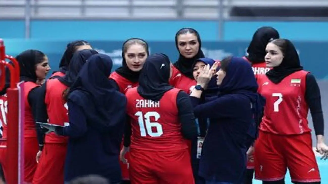 عکس -  زنان والیبالیست ایران در ریاض به یاد صابر