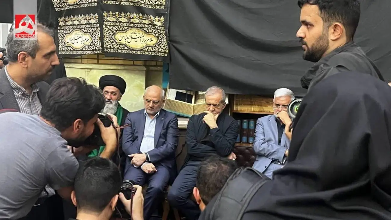 سینه زنی پزشکیان در آیین تکریم 57 شهید ارتش در جنگ تحمیلی 12 روزه  -  ویدئو