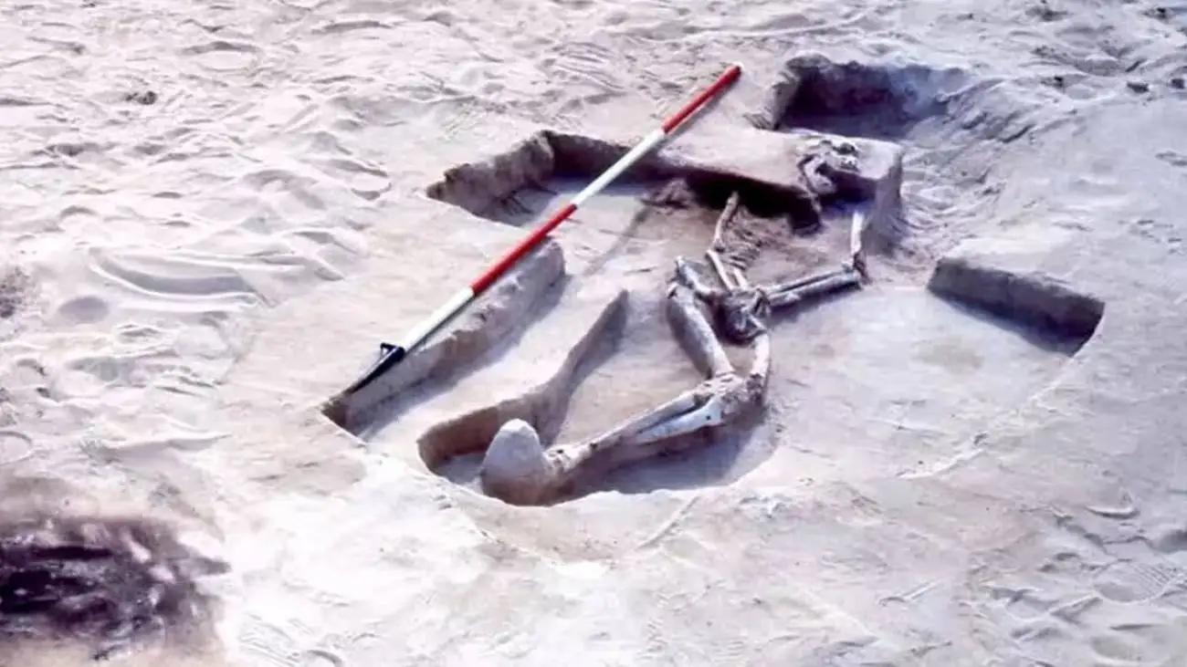 اسکلت 40 هزار ساله  در کنار دریاچه باستانی  -  عکس