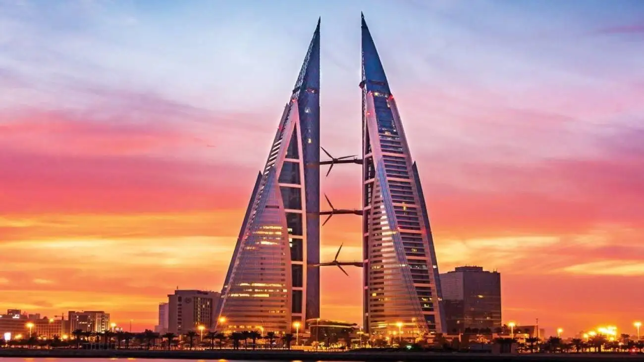 ویدیو  -   عبور تاریخی و هم زمان از برج های دوقلوی بحرین