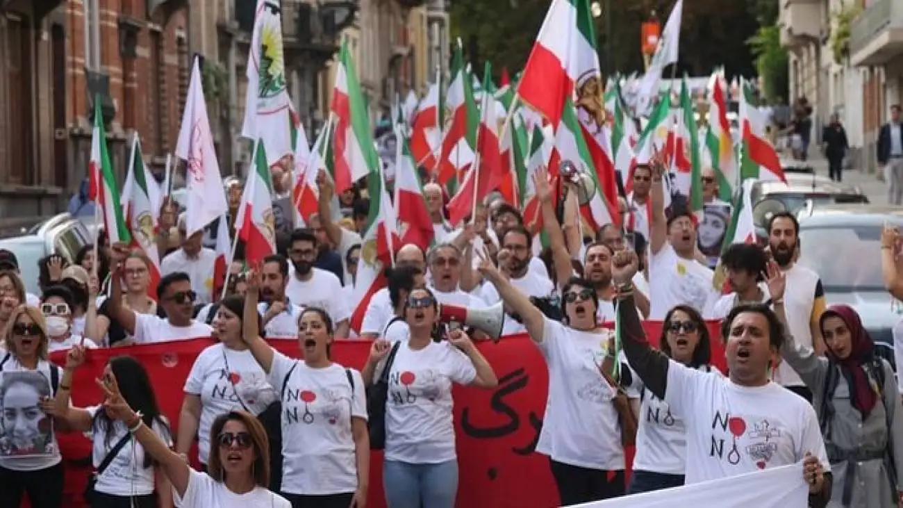 اجاره دختران جوان توسط منافقین  -  نرخ: نفری 300 تا 350 یورو