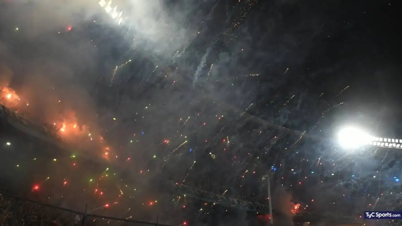 ویدیو  -  ورزشگاه در آتش شور هواداران ریسینگ کلاب