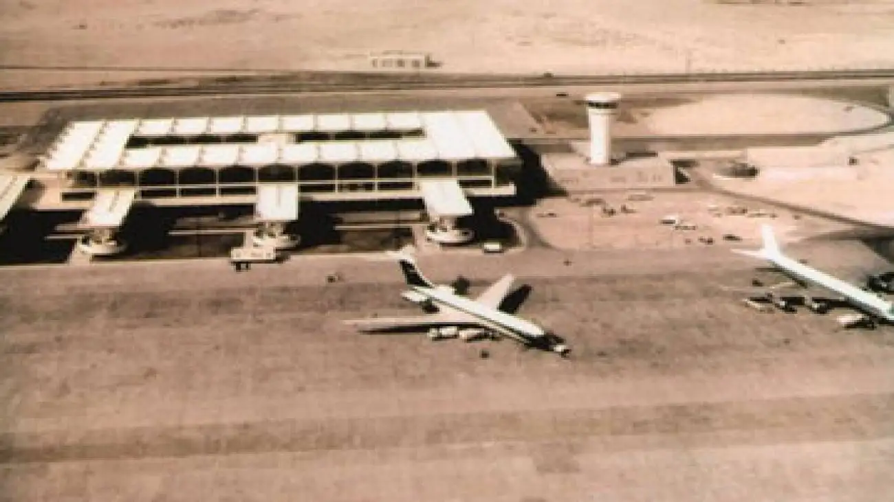 تصویر  -  تصویری از حضور هواپیمای ایرانی در فرودگاه دبی سال ها پیش از توسعه امارات