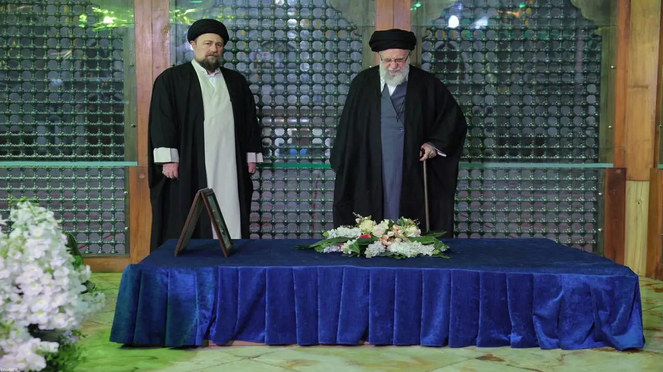 ویدیو  -  لحظاتی از حضور رهبر انقلاب در مرقد امام راحل