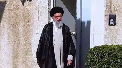 هدیه با ارزش رهبر معظم انقلاب به مهمانشان در بیت رهبری  -  حسادت یک دختر را برانگیخت