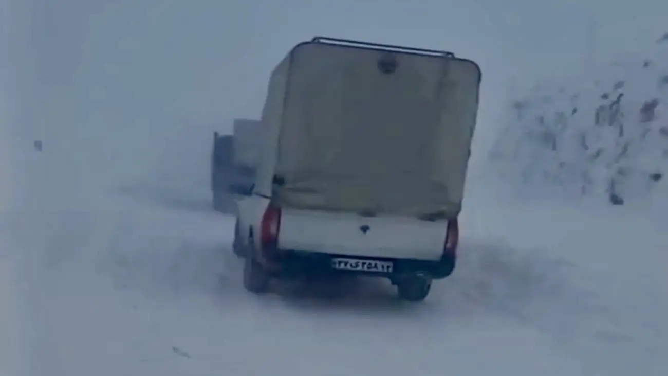 هم اکنون بارش شدید برف در این نطقه از کشور؛ مردم از سفر به این منطقه پرهیز کنند