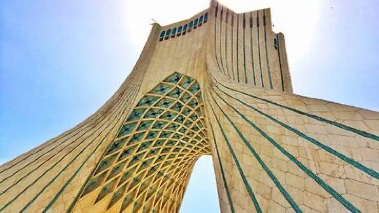 تصویر  -  یک قاب منحصربفرد؛ دماوند پرشکوه در دل برج آزادی