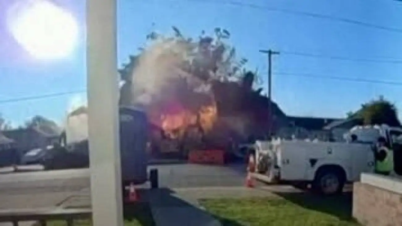 لحظه تکاندهنده انفجار گاز و ویران شدن خانه؛ حال اعضای خانواده بحرانی گزارش شده  -  ساختمان های اطراف هم آسیب دیدند