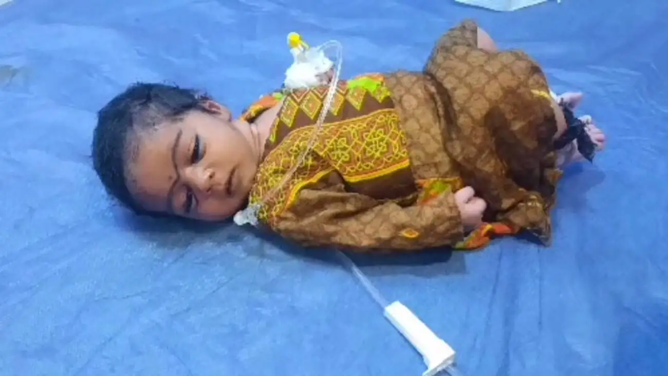 نجات نوزاد 20 روزه از مرگ بر اثر گرمازدگی در مرز شلمچه + ویدئو