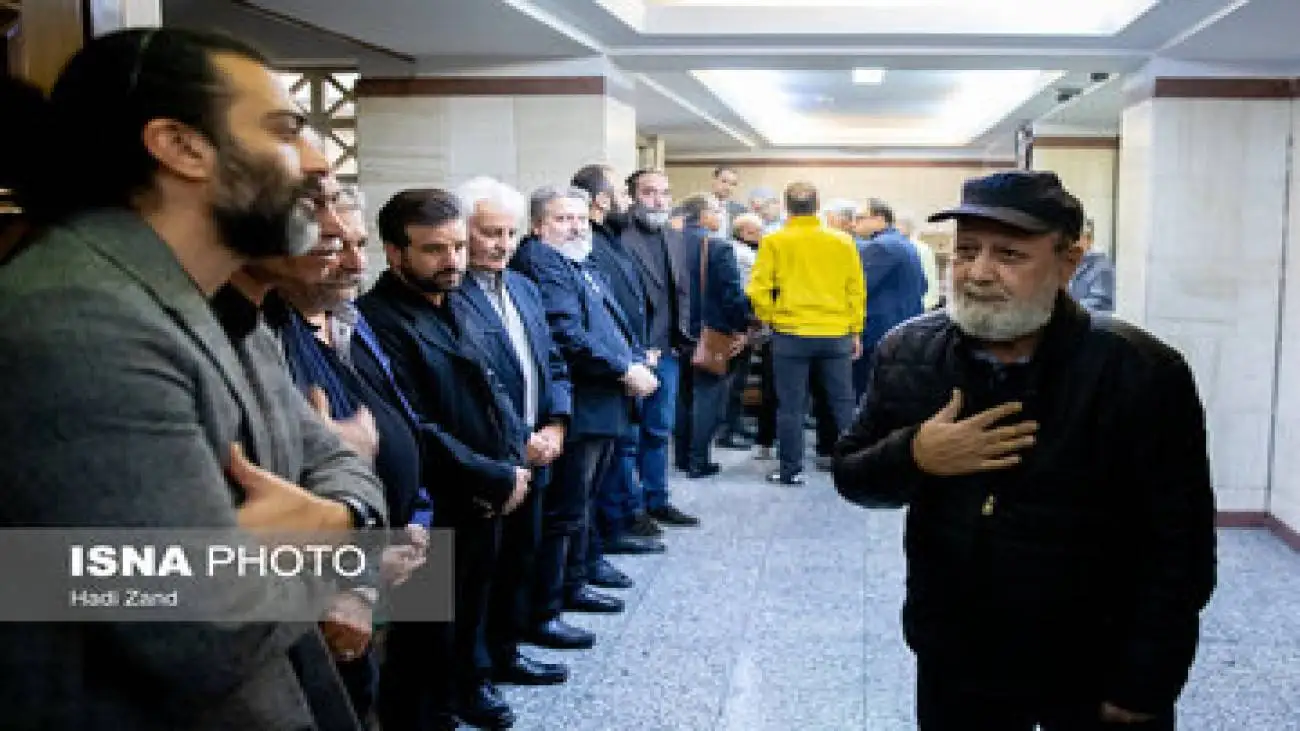 مراسم یادبود هادی مرزبان با حضور هنرمندان -  از اکبر زنجانپور تا حامد کمیلی