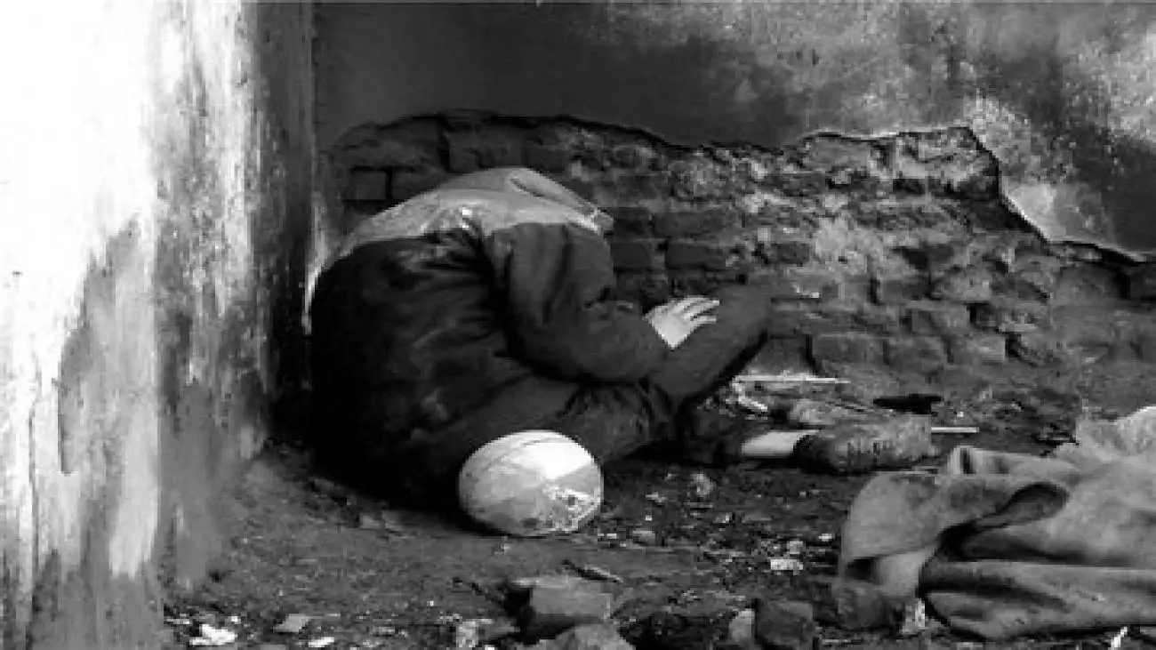 جسد کارتن خوابی که 30 روز بی صاحب ماند -  اعتراف معاون شهردار به بازگشت کارتن خواب ها به پاتوق ها -  تبدیل کانال آب های تهران به خوابگاه کارتن خواب ها