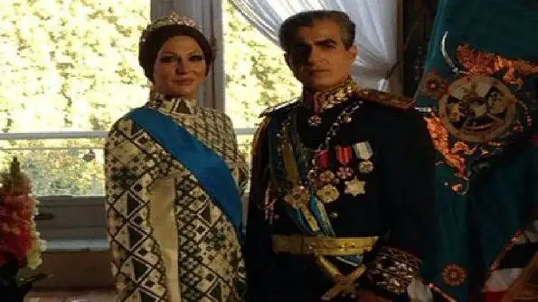 عکس سفر به ایام قدیم   -  حرکات جالب (فرح) و (محمدرضا پهلوی) در حال بازی والیبال ! سال 1338؛