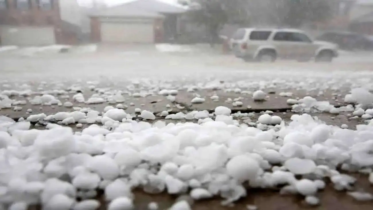 ویدیو  -  بارش تگرگ های بزرگ در شهر موصل عراق