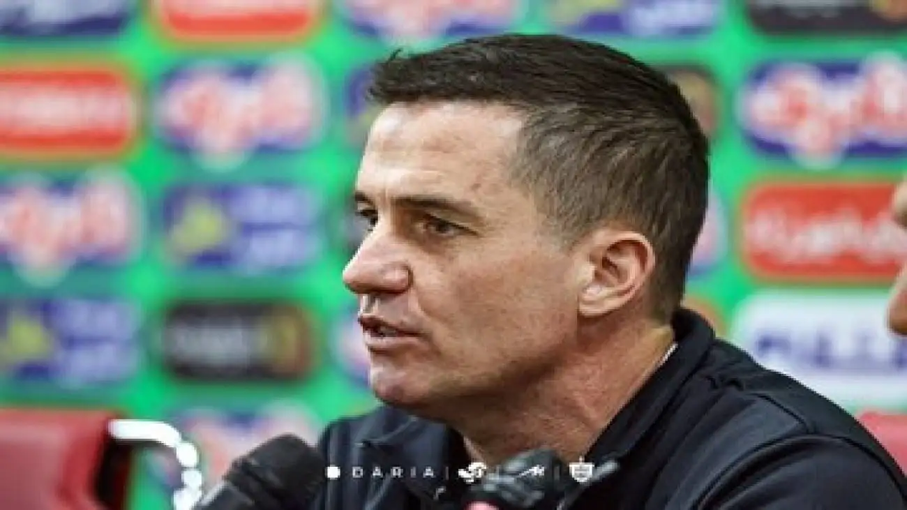 تصویر  -  ذوق زدگی همسر اوسمار برای هدیه پرسپولیس