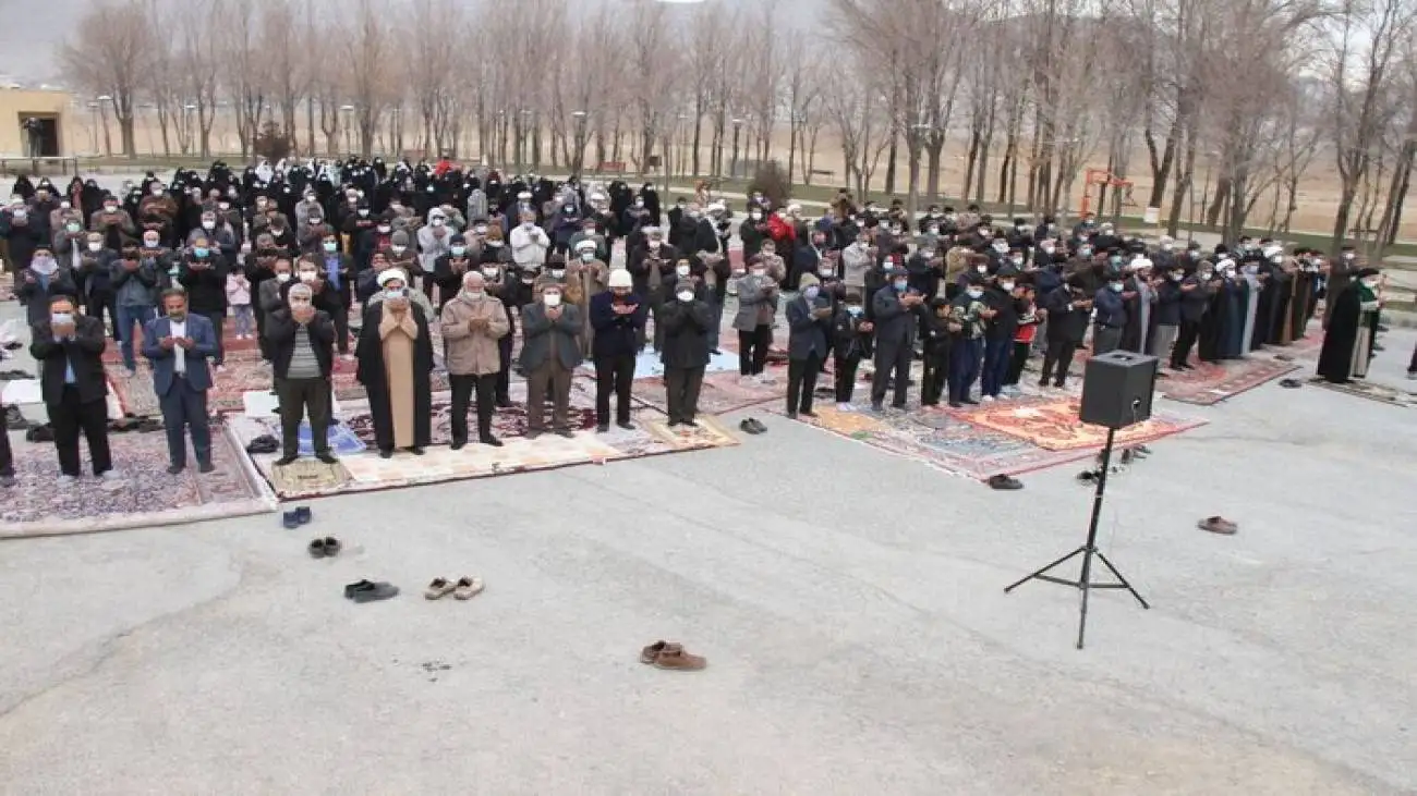 اقامه نماز باران در یکی از دانشگاه های معروف تهران  -  ویدئو