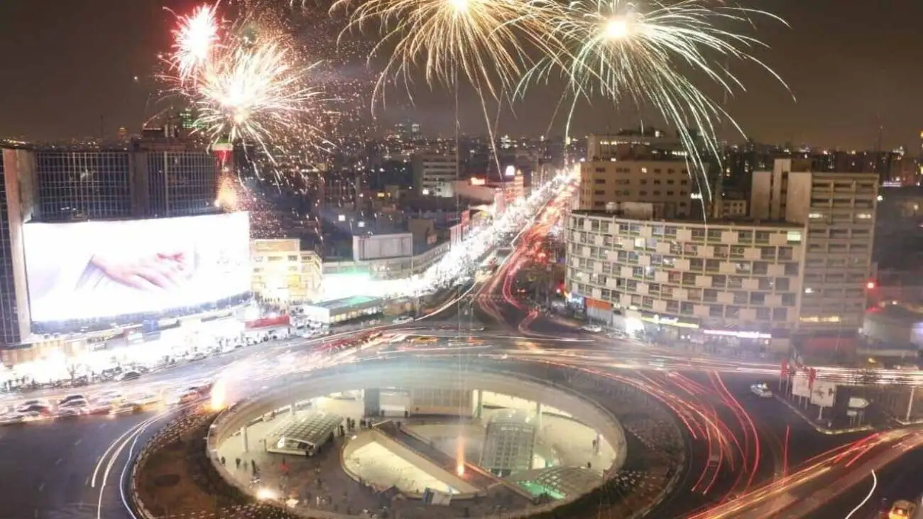 ویدیو  -  نورافشانی بزرگ جشن ولادت امام رضا (ع) در میدان ولیعصر تهران
