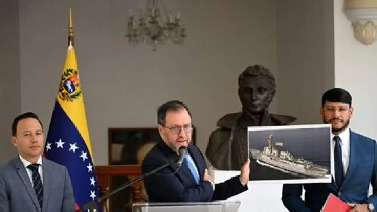 ناو جنگی آمریکا یک قایق را متوقف کرد