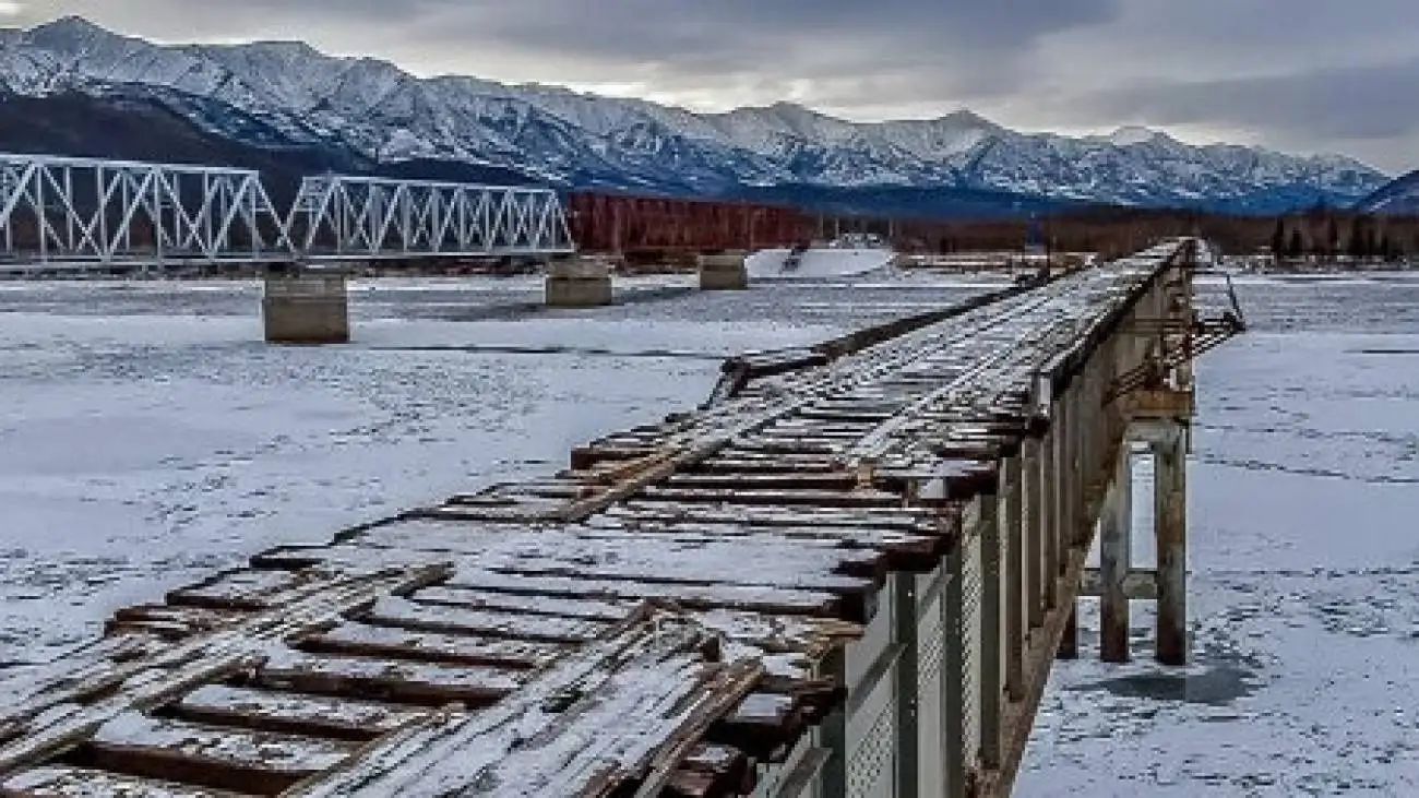 ویدیو  -  سقوط مرگبار یک  کامیون از روی پل در روسیه